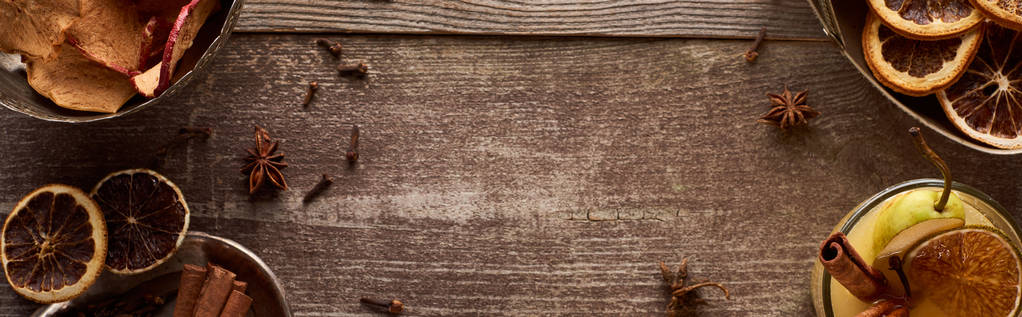 πάνω όψη θερμού αχλαδιού με μπαχαρικά και αποξηραμένα εσπεριδοειδή σε ξύλινο ρουστίκ τραπέζι, πανοραμική λήψη - Φωτογραφία, εικόνα