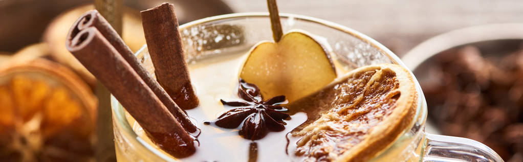 close up view of delicious pear mulled wine with spices and dried citrus i glass, panoramic shot - Photo, Image