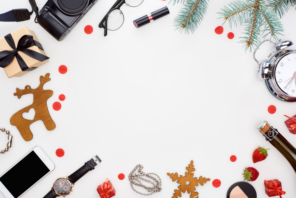 cámara digital, smartphone, gafas, adornos de Navidad, rama de abeto, reloj de pulsera, botella de champán, cosméticos, fresa fresca, despertador aislado en blanco
 - Foto, Imagen
