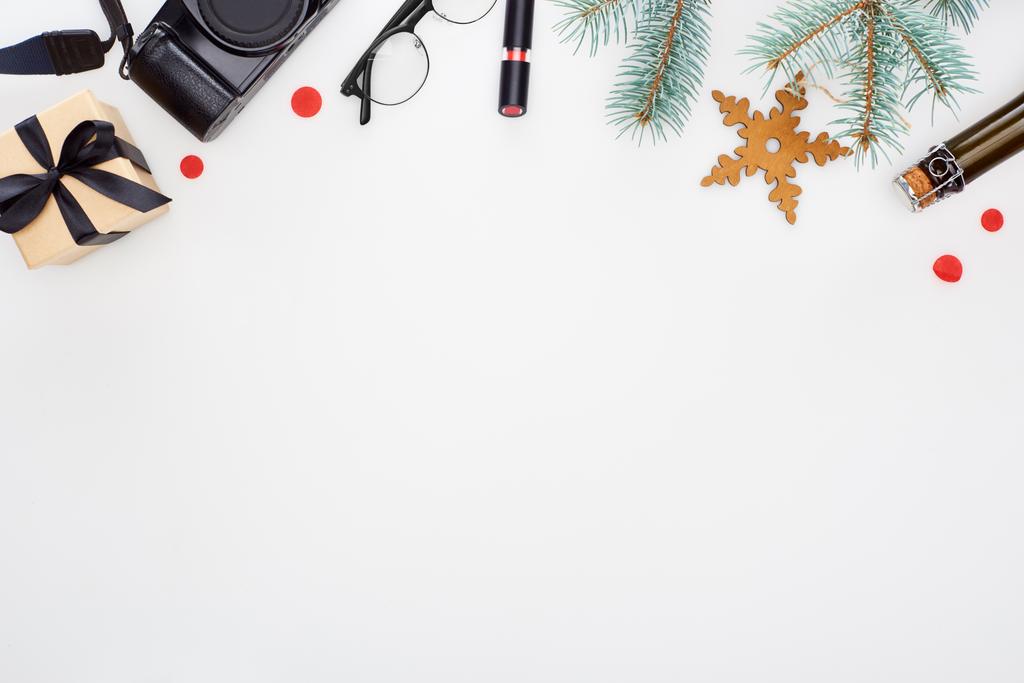 digitale camera, bril, dennenboom, lippenstift, geschenkdoos, champagnefles, speelgoed sneeuwvlok geïsoleerd op wit - Foto, afbeelding