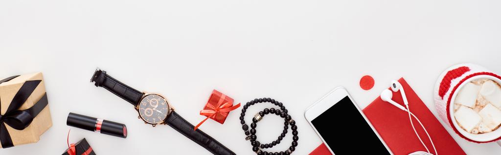 plan panoramique de café avec guimauve, smartphone, coffrets cadeaux, montre-bracelet, écouteurs, bracelets, rouge à lèvres, papier isolé sur blanc
 - Photo, image