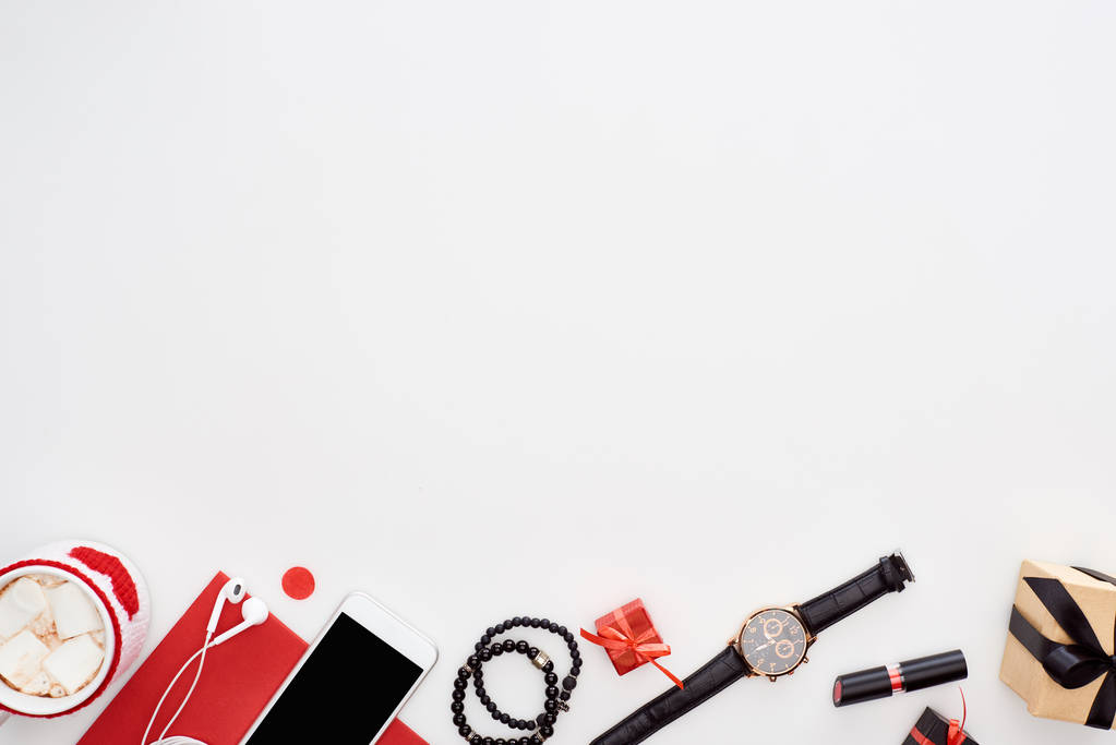 καφέ με marshmallow, smartphone, κουτιά δώρων, ρολόι χειρός, ακουστικά, βραχιόλια, κραγιόν, κόκκινο χαρτί που απομονώνεται σε λευκό - Φωτογραφία, εικόνα
