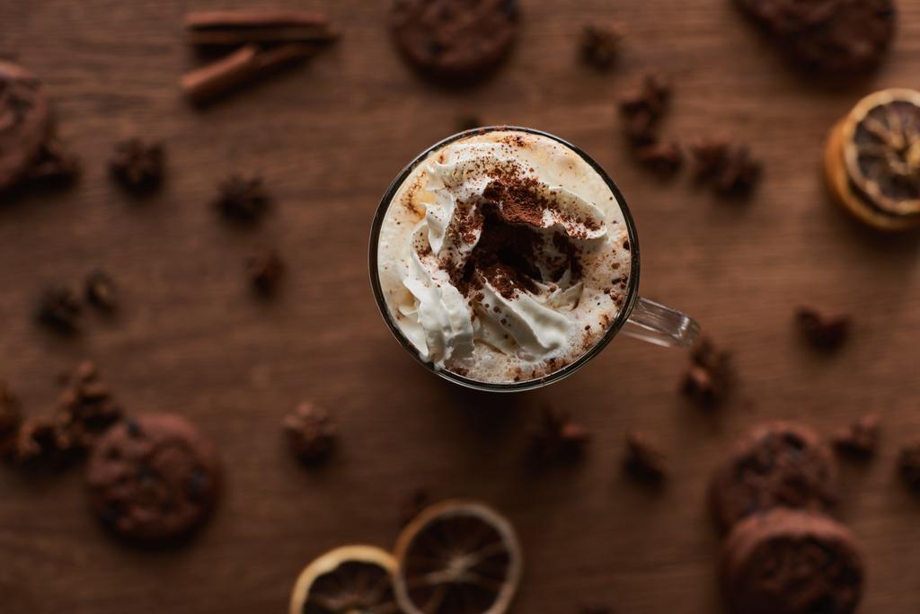 selektywna ostrość kakao świąteczne z bitą śmietaną w szkle - Zdjęcie, obraz