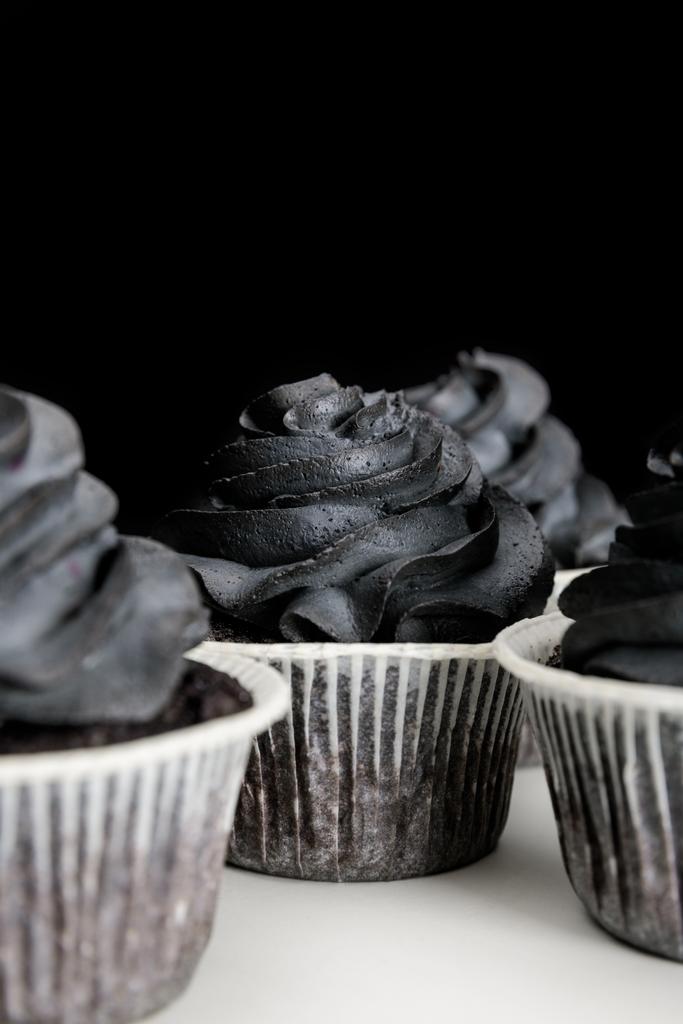 vynikající Halloween cupcakes s černým krémem izolované na černé - Fotografie, Obrázek
