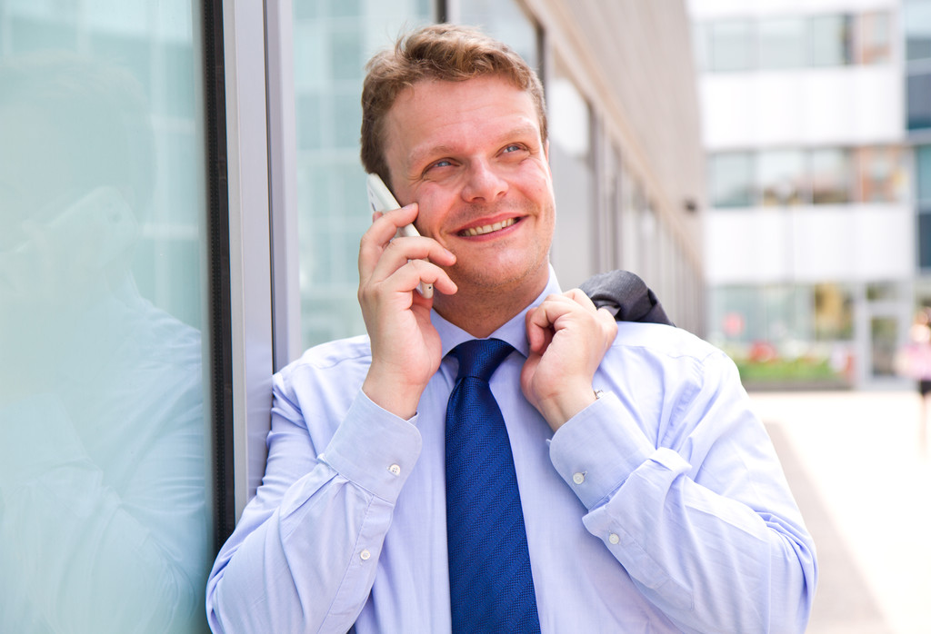 портрет молодого бизнесмена, разговаривающего по телефону - Фото, изображение