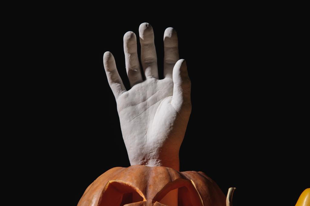 main décorative en citrouille sculptée Halloween isolé sur noir
 - Photo, image