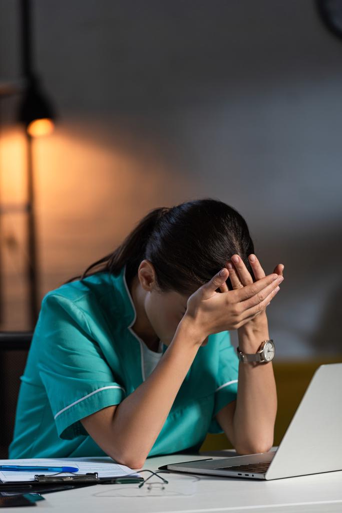 медсестра в уніформі сидить за столом і спить під час нічної зміни
 - Фото, зображення
