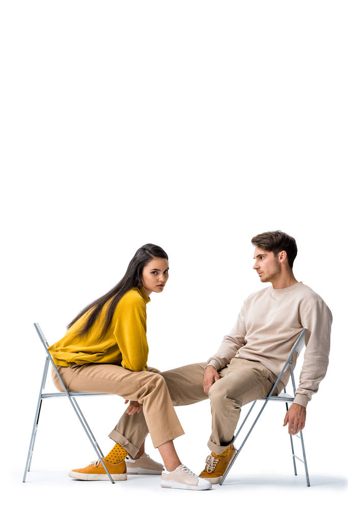 atractiva mujer sentada en silla cerca de hombre guapo en blanco
  - Foto, Imagen