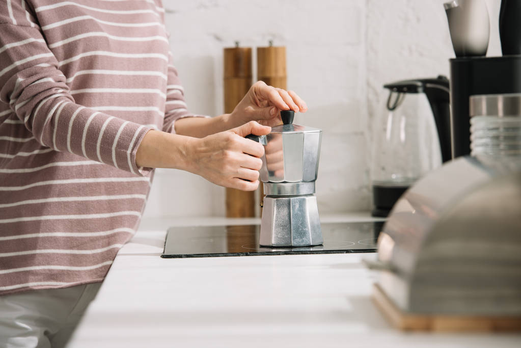 καλλιεργημένη άποψη της γυναίκας που ετοιμάζει καφέ στην καφετιέρα geyser - Φωτογραφία, εικόνα