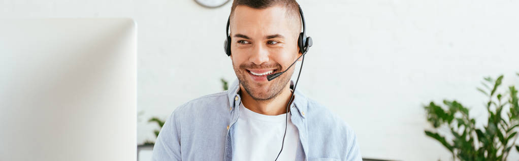 панорамний знімок щасливого оператора в брокерському агентстві, який дивиться на монітор комп'ютера в офісі
  - Фото, зображення
