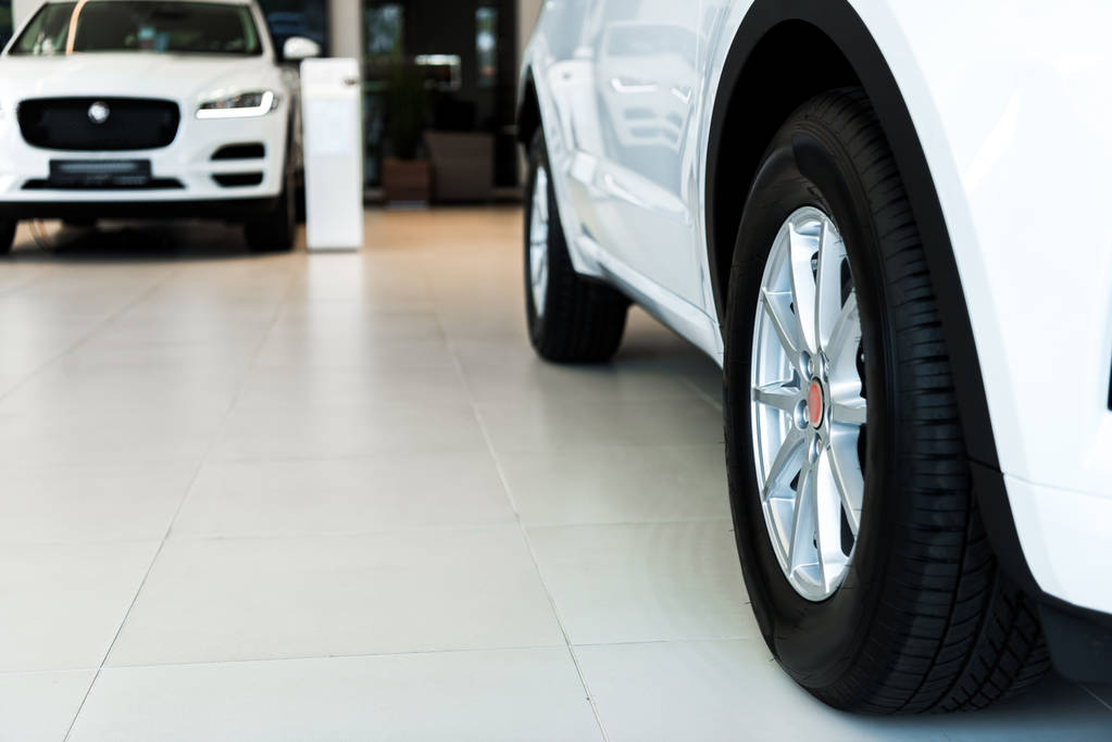 Selektive Fokussierung von weiß glänzenden Autos im Autohaus  - Foto, Bild