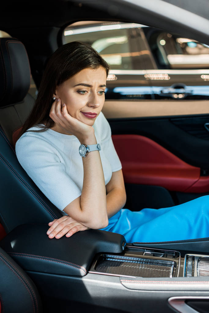 zaklatott nő ül az új modern autó  - Fotó, kép