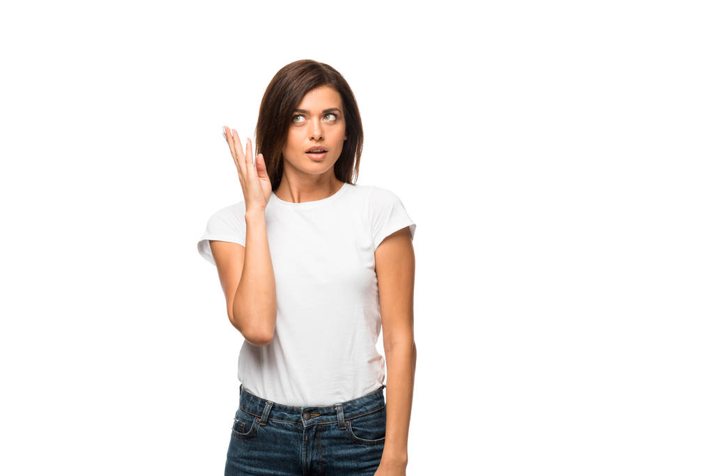 шокована жінка в білій футболці жестикулює ізольовано на білому
 - Фото, зображення