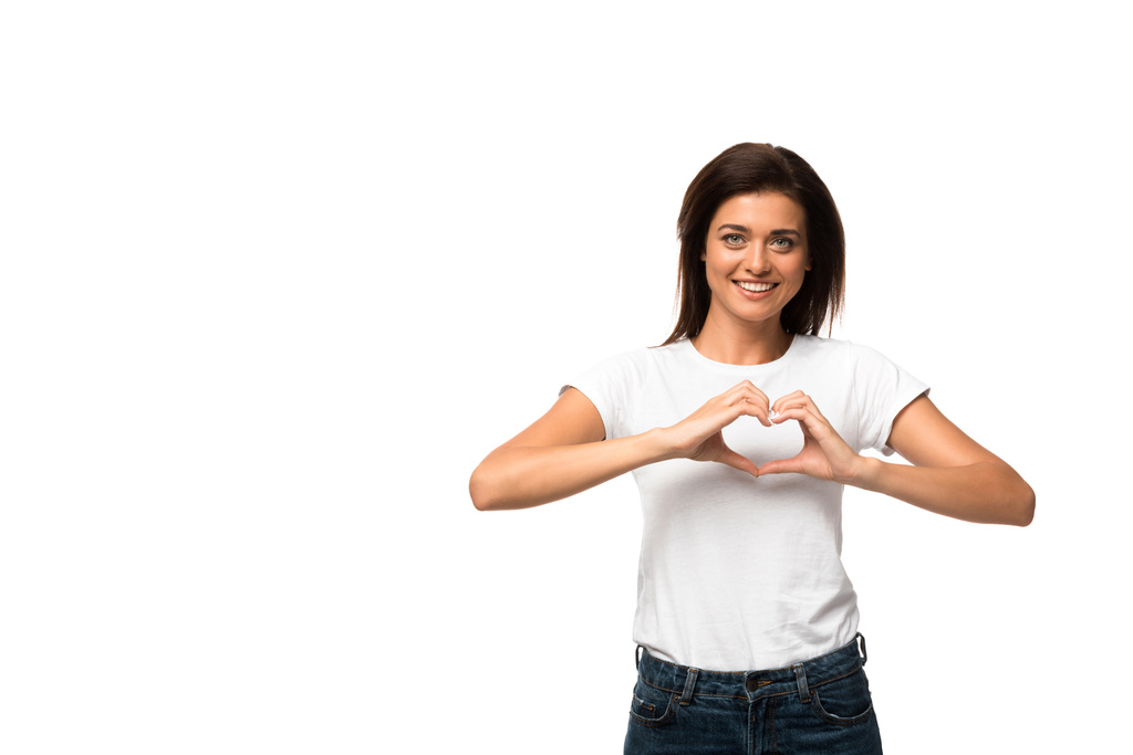 glückliche Frau in weißem T-Shirt mit Herzzeichen, isoliert auf weiß - Foto, Bild