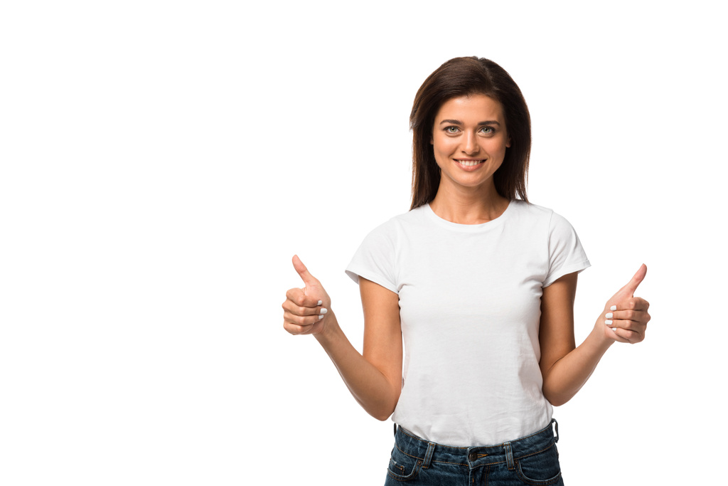 gelukkig vrouw in wit t-shirt tonen duimen omhoog, geïsoleerd op wit - Foto, afbeelding