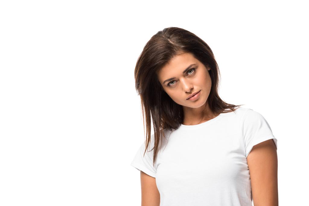 привлекательная молодая женщина позирует в белой футболке, изолированная на белом
 - Фото, изображение