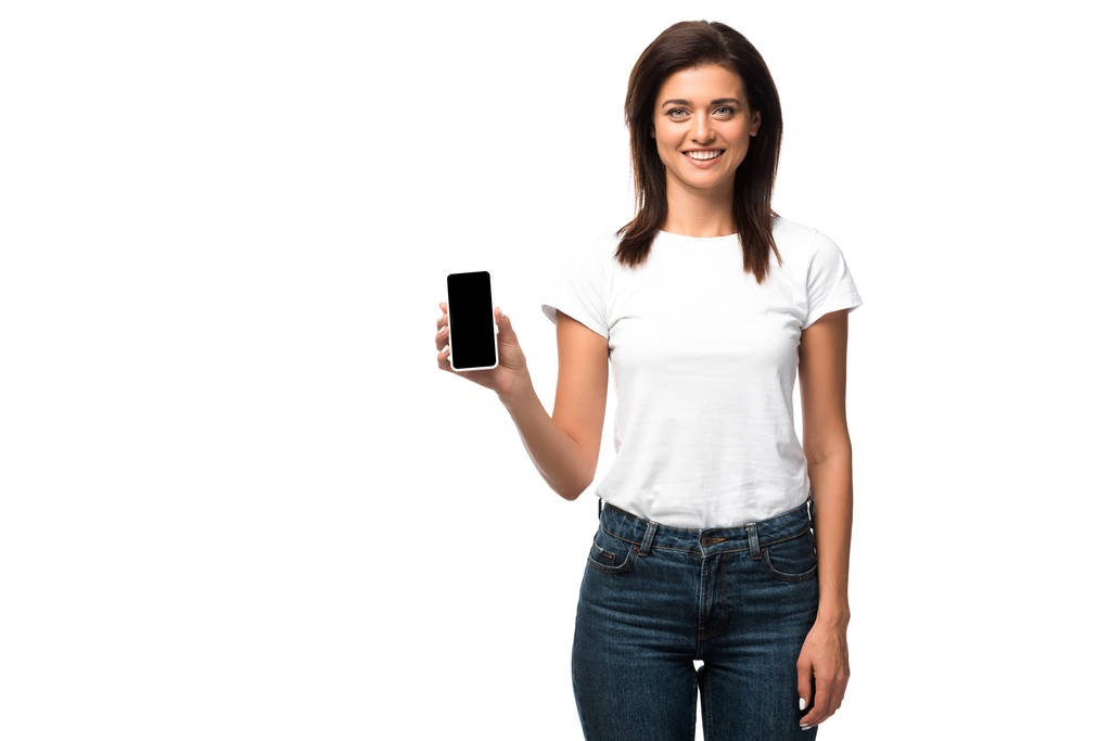 vidám nő mutatja okostelefon üres képernyőn, elszigetelt fehér - Fotó, kép