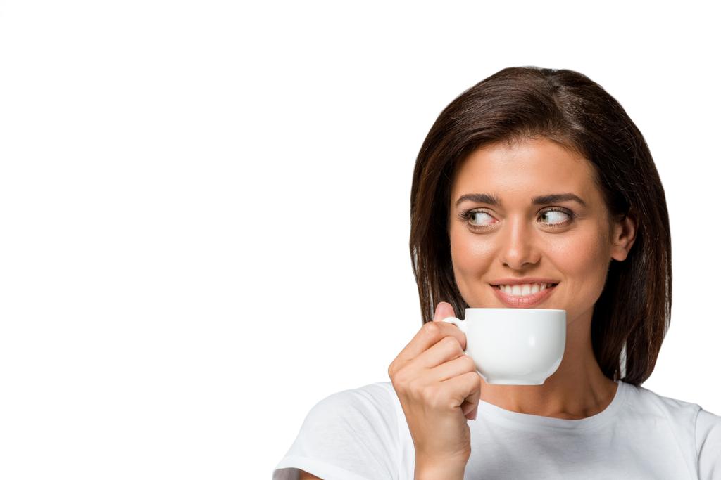 sonriente morena mujer sosteniendo taza de café, aislado en blanco
 - Foto, imagen