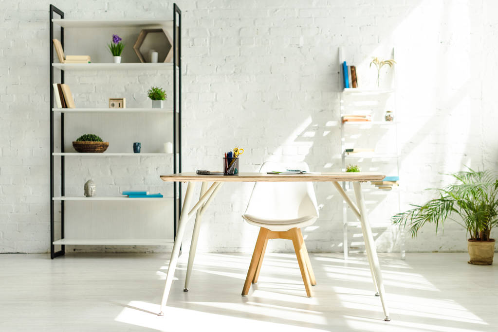 belső tér világos modern iroda polcokkal, asztal és szék - Fotó, kép