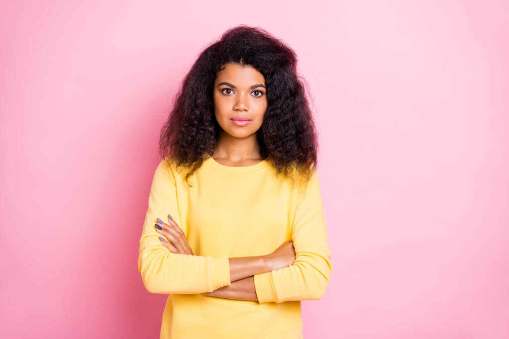 Портрет серйозної зосередженої африканської дівчини має проблеми з роботою зі своїми колегами справжній підприємець носить жовтий светр ізольований на рожевому кольоровому фоні
 - Фото, зображення