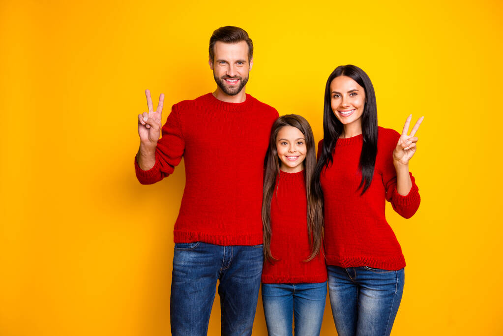 Foto de encantador alegre agradável feliz mãe alegre pai filha mostrando-lhe v-sinal vestindo jeans camisola vermelha ganga sorrindo toothily isolado sobre fundo de cor amarela vívida
 - Foto, Imagem