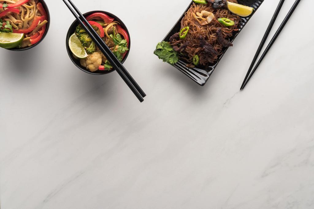 大理石の灰色の表面に箸でおいしいスパイシーなタイ麺のトップビュー - 写真・画像