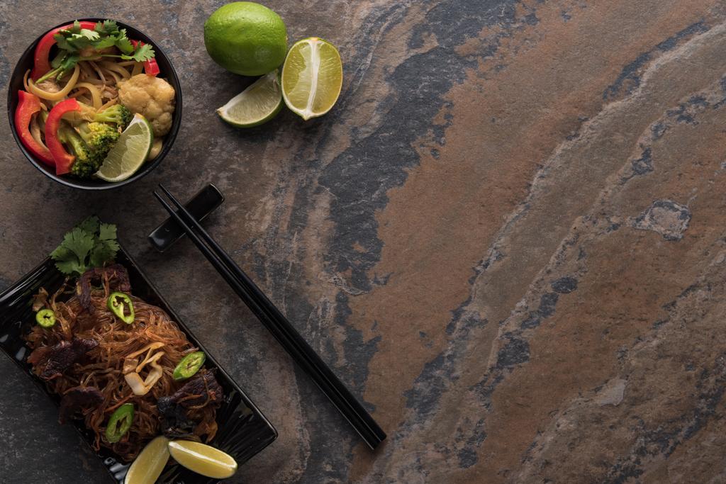 石の表面に箸が付いた新鮮な辛いタイ麺の上からの眺め - 写真・画像