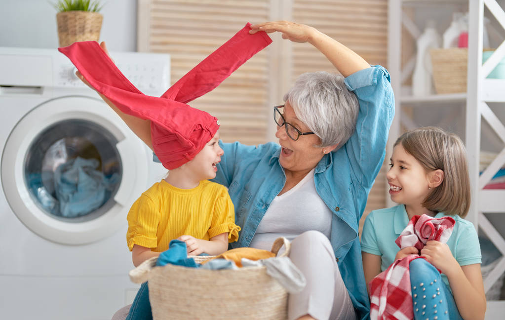 Babcia i dzieci robią pranie - Zdjęcie, obraz