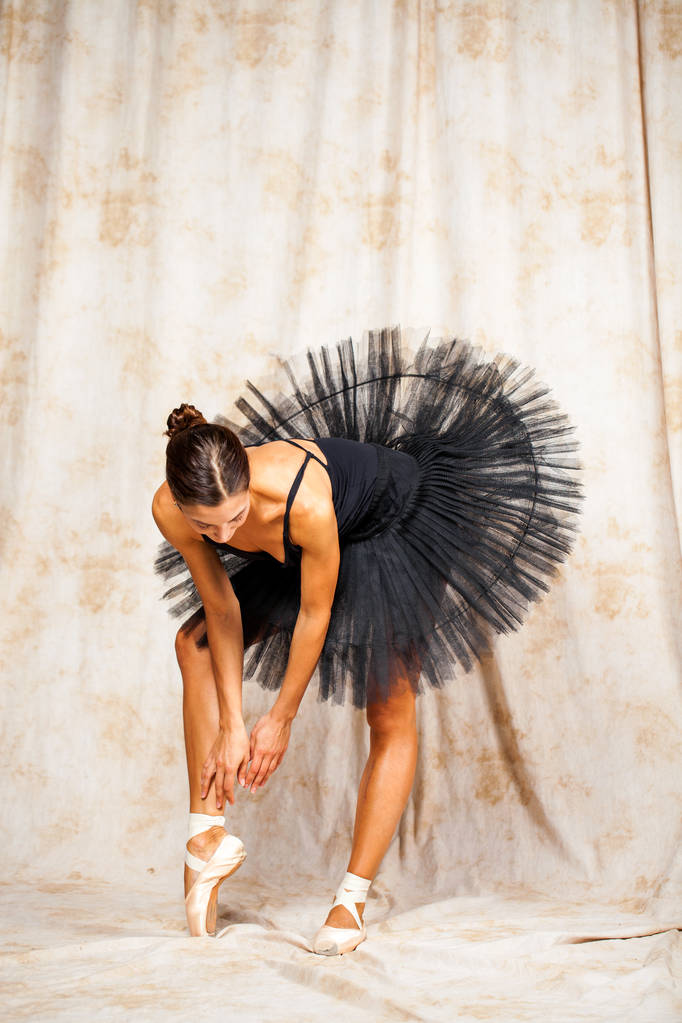 Retrato de cuerpo entero. Bailarina rusa en un traje de baile negro es
 - Foto, imagen