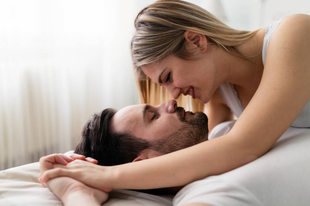 Joven pareja feliz tener tiempo romántico en el dormitorio
 - Foto, imagen