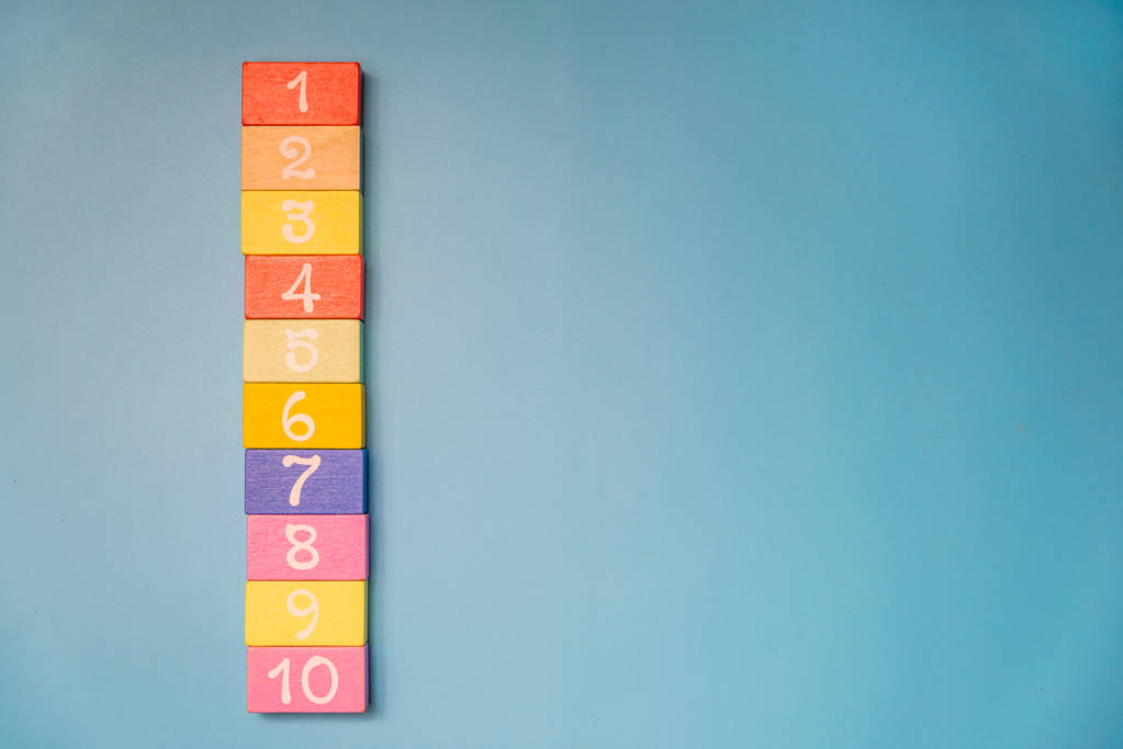 gekleurde blokjes met cijfers op een blauwe achtergrond - Foto, afbeelding