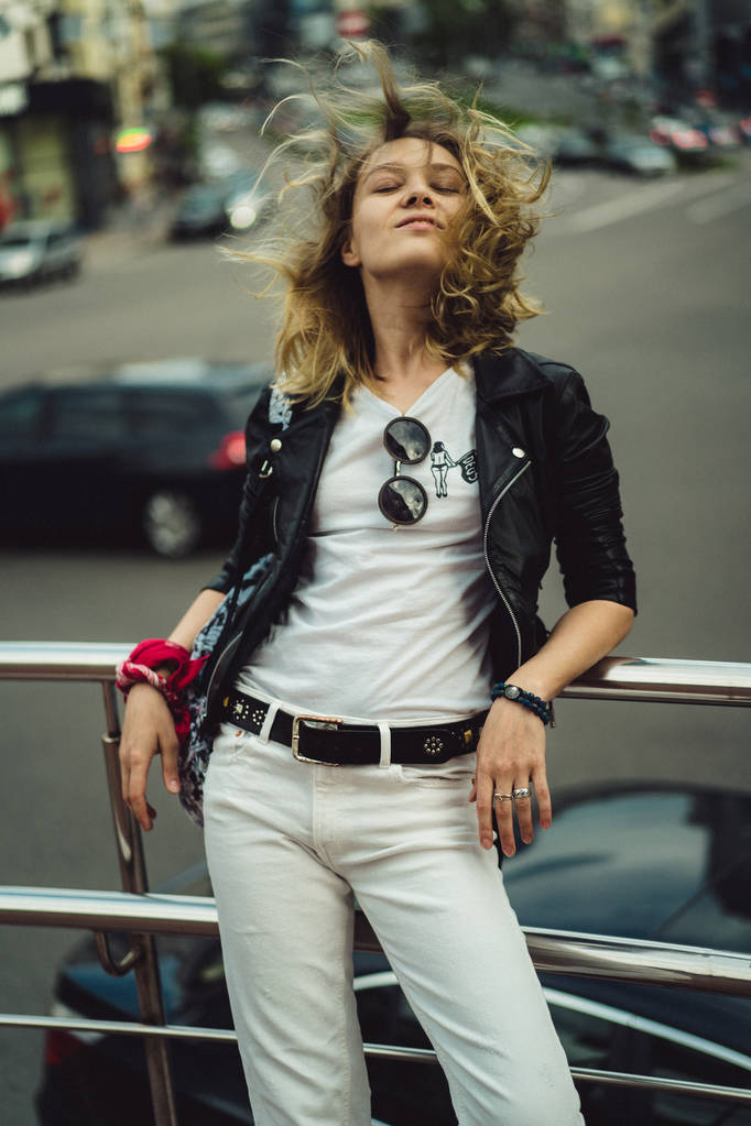 junge schöne Frau spaziert durch die Stadt in Europa, Straße ph - Foto, Bild