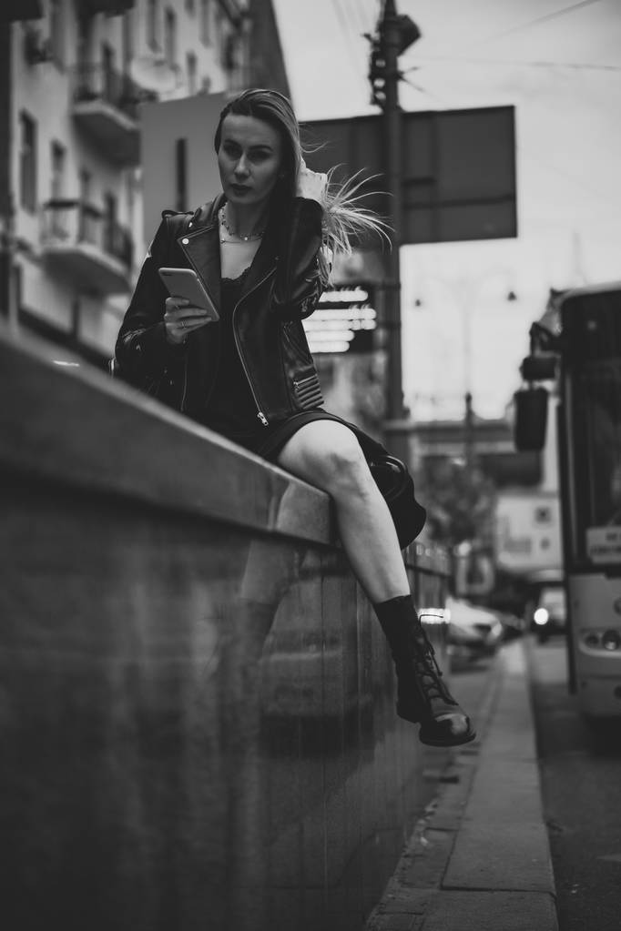 Jovem mulher bonita anda pela cidade na Europa, foto de rua, posando feminino no centro da cidade
 - Foto, Imagem