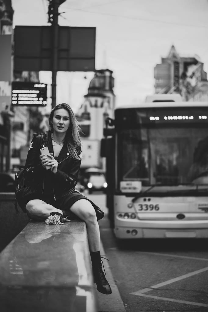 Jeune belle femme se promène dans la ville en Europe, photo de rue, femelle posant dans le centre-ville
 - Photo, image