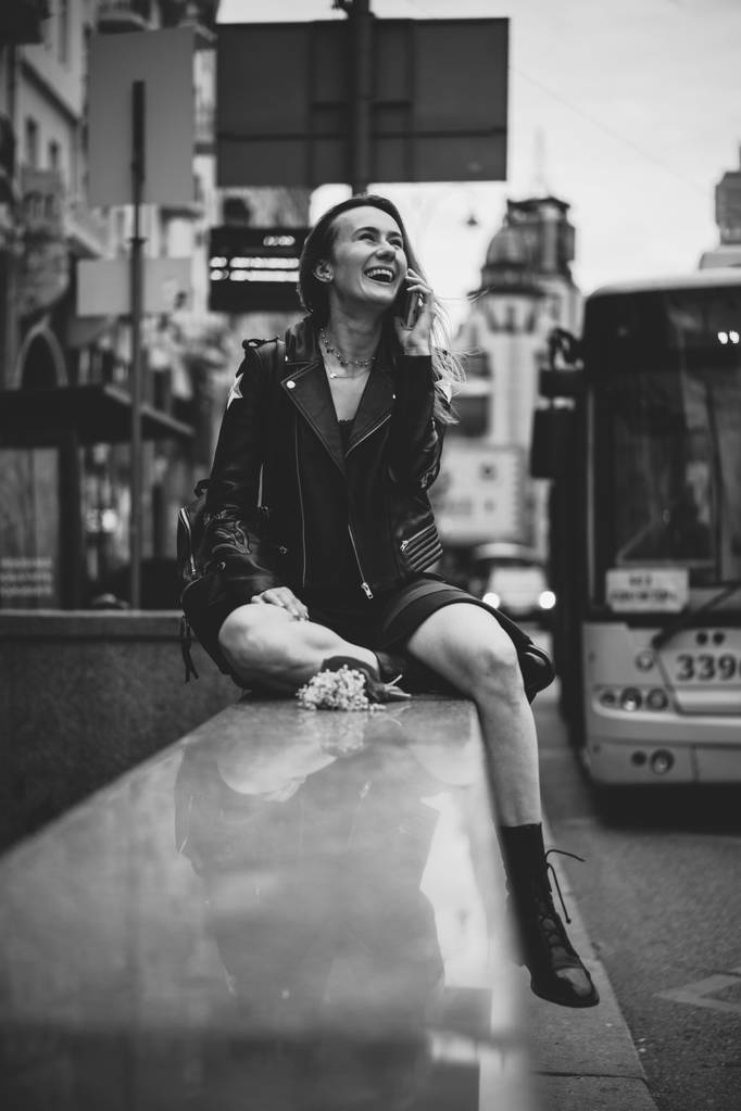 Молода красива жінка ходить містом в Європі, фотографує вулицю, позує в центрі міста. - Фото, зображення