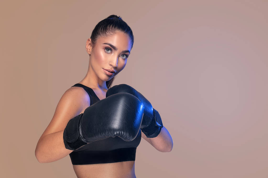 Femme sexy en gants de boxe
. - Photo, image