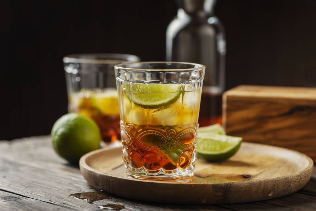 starker goldener Rum mit Limette und Eis - Foto, Bild