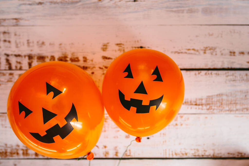 Globos de calabaza naranja para fiesta de Halloween sobre fondo de madera blanca. Feliz Halloween. Concepto de vacaciones con globo colorido
. - Foto, imagen