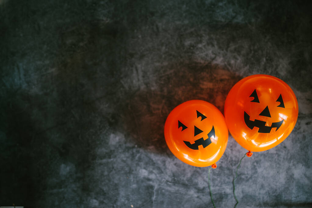 Oranje pompoen ballonnen voor Halloween feest op donkere achtergrond. Fijne Halloween. Vakantie concept met kleurrijke ballon. - Foto, afbeelding