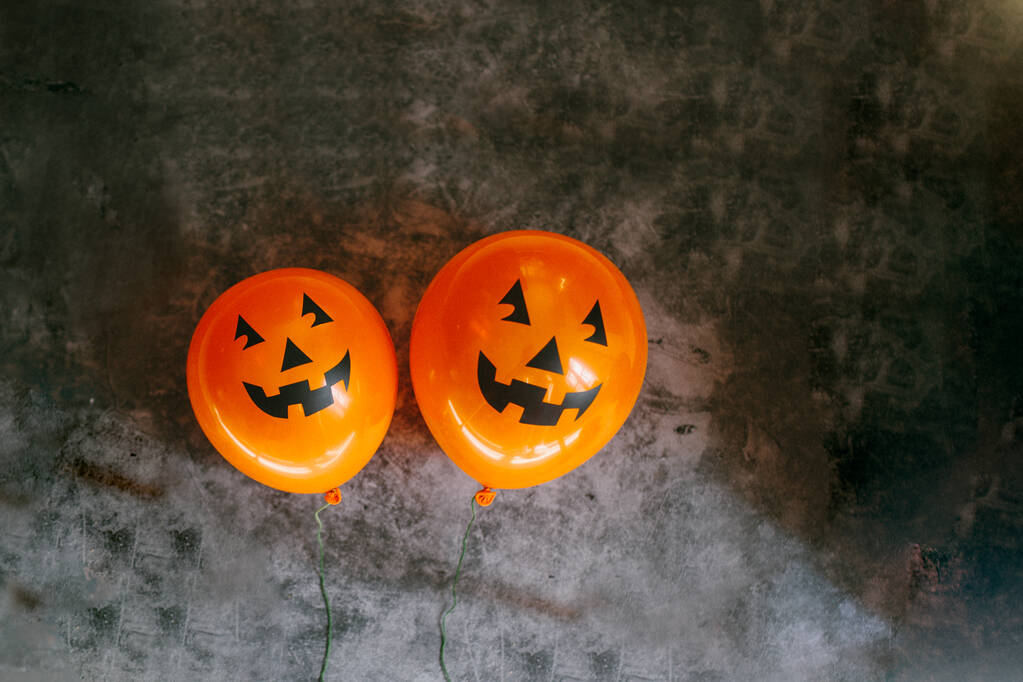 Oranssi kurpitsa ilmapalloja Halloween puolue tummalla pohjalla. Hyvää Halloweenia. Holiday käsite värikäs ilmapallo
. - Valokuva, kuva