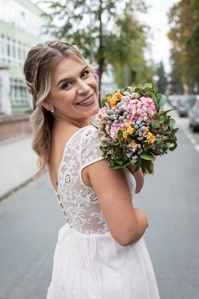 Colourful bouquet and bride - Photo, Image