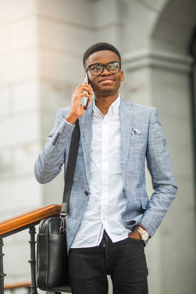 beau jeune homme africain en costume téléphone
 - Photo, image