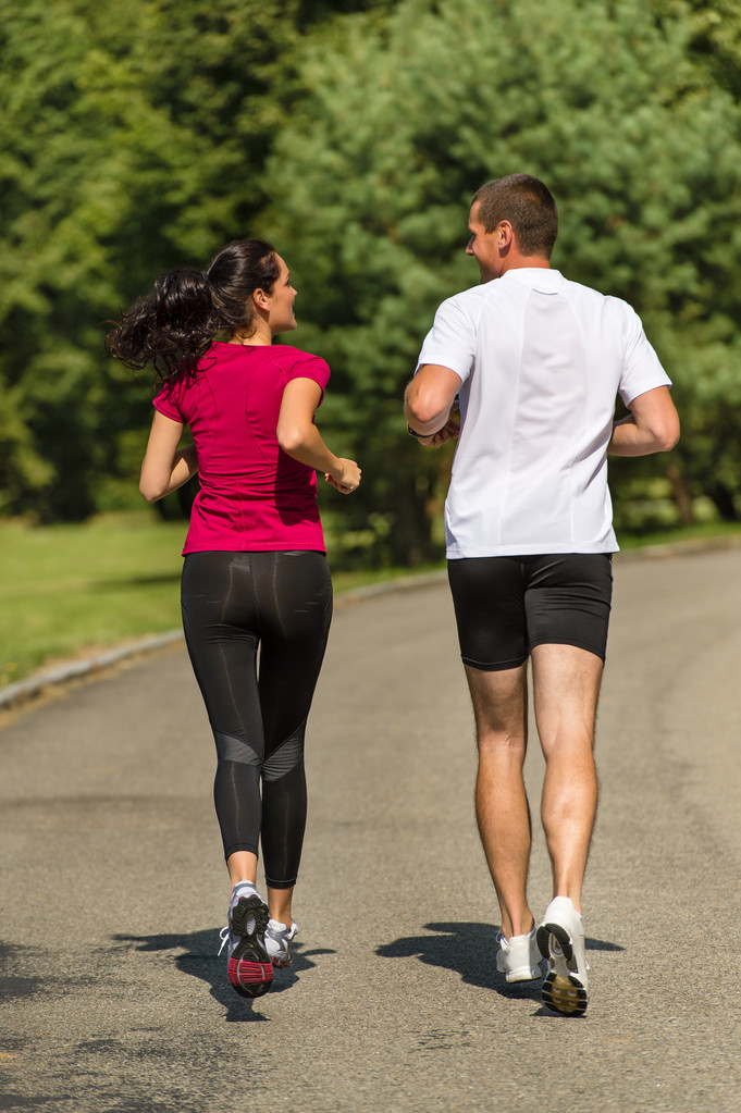Vista posteriore di coppia amici che fanno jogging insieme
 - Foto, immagini