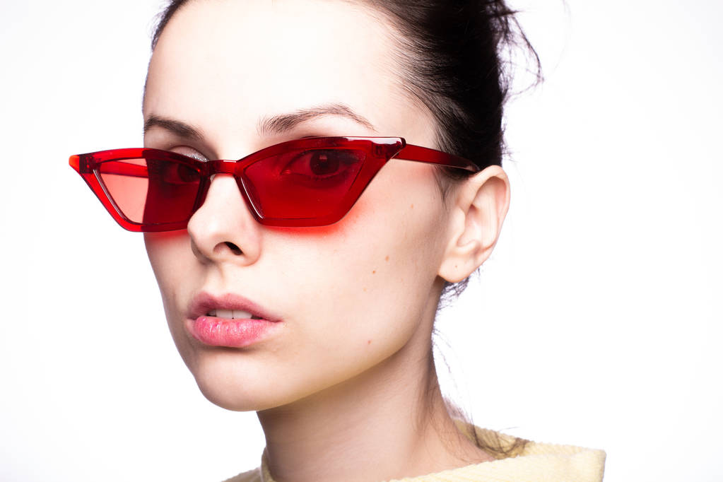 νεαρή γυναίκα σε κόκκινα γυαλιά ηλίου - Φωτογραφία, εικόνα