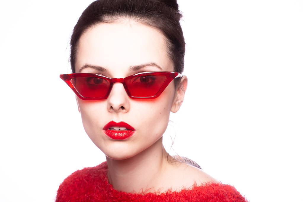 νεαρή γυναίκα με κόκκινα γυαλιά ηλίου, κόκκινο κραγιόν, κόκκινο πουλόβερ - Φωτογραφία, εικόνα