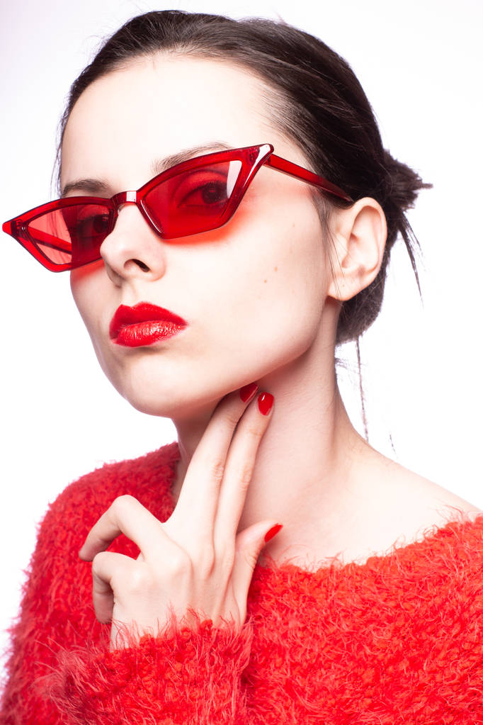 junge Frau mit roter Sonnenbrille, rotem Lippenstift, rotem Pullover - Foto, Bild