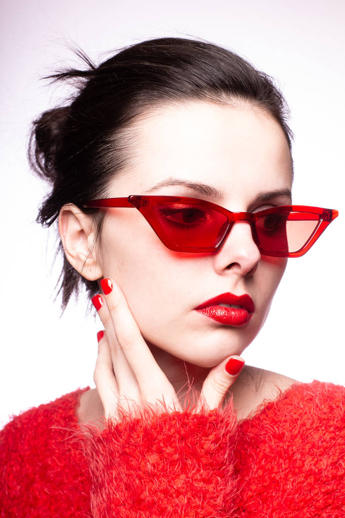 jeune femme en lunettes de soleil rouges, rouge à lèvres rouges, pull rouge
 - Photo, image