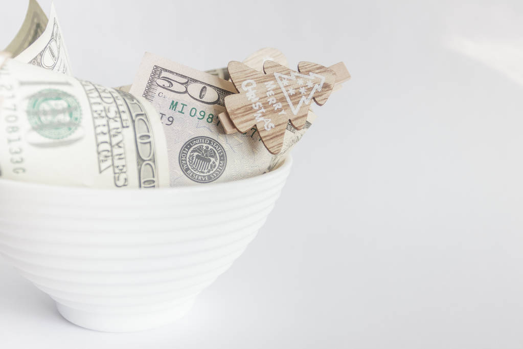 Dollari americani con spille decorative nella ciotola di ceramica
 - Foto, immagini