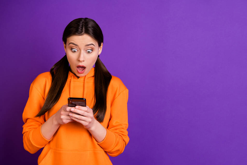 Portrét ohromen funky mladík dívka použít její smartphone dostat jako nechuti v její sociální sítě účet nosit sportovní oblečení izolované přes fialové fialové barvy pozadí - Fotografie, Obrázek