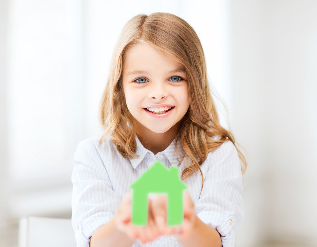 Menina segurando casa de papel verde
 - Foto, Imagem
